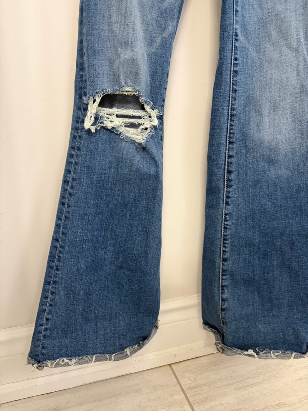American Eagle Outfitters Blue Flare Jeans with Knee Rip - Picture 3 of 9
